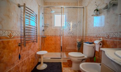 La Zenia: Instapklare villa met privézwembad, solarium en zeezicht, dichtbij strand