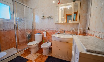 La Zenia: Instapklare villa met privézwembad, solarium en zeezicht, dichtbij strand