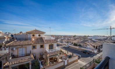 La Zenia: Instapklare villa met privézwembad, solarium en zeezicht, dichtbij strand