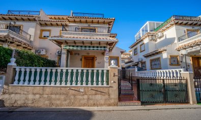 La Zenia: Instapklare villa met privézwembad, solarium en zeezicht, dichtbij strand