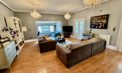 Villa rural en Almoradí con piscina privada, 6 dormitorios e instalaciones para caballos