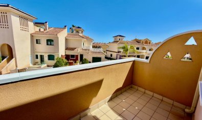 Elegante herenwoning met 3 slaapkamers en tuin, gemeenschappelijk zwembad in Ciudad Quesada