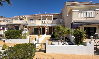 Elegante herenwoning met 3 slaapkamers en tuin, gemeenschappelijk zwembad in Ciudad Quesada