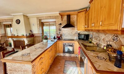 Charmante landelijke finca met 3 slaapkamers en panoramisch uitzicht nabij Orihuela