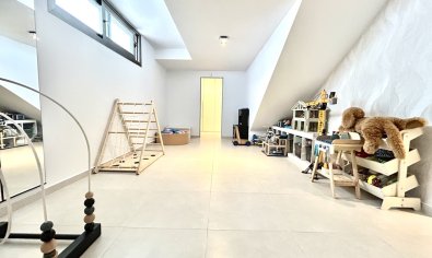 Moderne energiezuinige villa met privézwembad en dakterras in San Miguel de Salinas