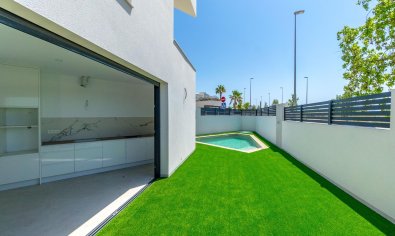 Villa Adosada de Nueva Construcción en Benijofar con Piscina