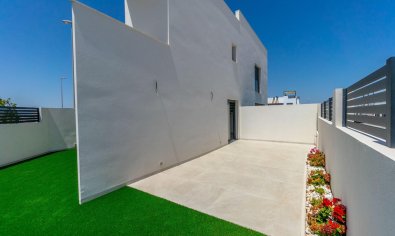 Villa Adosada de Nueva Construcción en Benijofar con Piscina