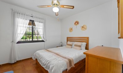 Apartamento en planta baja en Torrevieja con piscina y plaza de aparcamiento