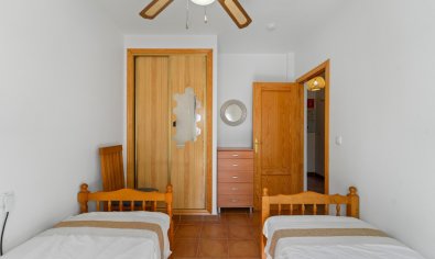 Apartamento en planta baja en Torrevieja con piscina y plaza de aparcamiento