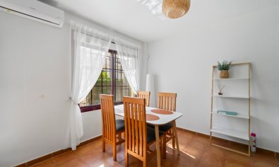 Apartamento en planta baja en Torrevieja con piscina y plaza de aparcamiento