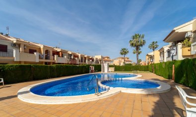 Apartamento en planta baja en Torrevieja con piscina y plaza de aparcamiento