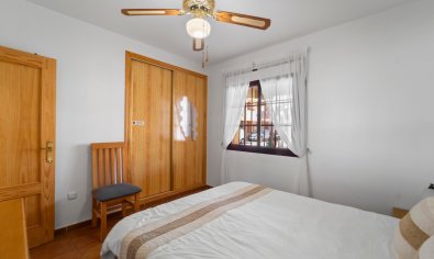 Apartamento en planta baja en Torrevieja con piscina y plaza de aparcamiento