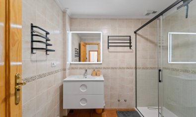 Apartamento en planta baja en Torrevieja con piscina y plaza de aparcamiento