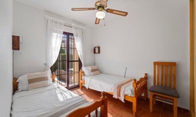 Apartamento en planta baja en Torrevieja con piscina y plaza de aparcamiento