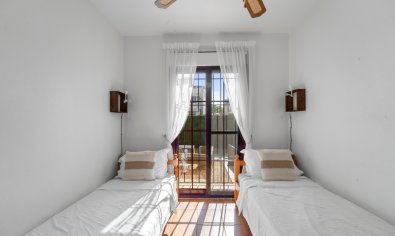 Apartamento en planta baja en Torrevieja con piscina y plaza de aparcamiento