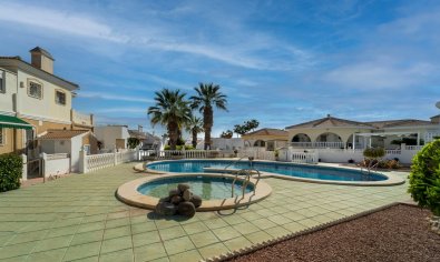 Vrijstaande woning met tuin en gemeenschappelijk zwembad in Monteazul, Benijófar