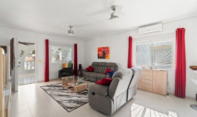 Vrijstaande woning met tuin en gemeenschappelijk zwembad in Monteazul, Benijófar