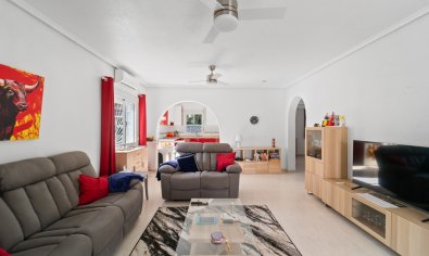 Vrijstaande woning met tuin en gemeenschappelijk zwembad in Monteazul, Benijófar