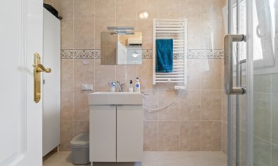 Vrijstaande woning met tuin en gemeenschappelijk zwembad in Monteazul, Benijófar