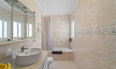 Vrijstaande woning met tuin en gemeenschappelijk zwembad in Monteazul, Benijófar