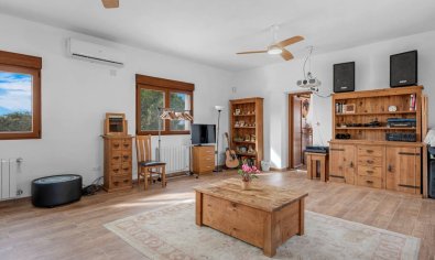 Resale - Finca -
Orihuela