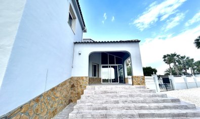 Resale - Villa -
Catral