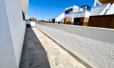 Modern corner apartment with ocean views in Pilar de la Horadada
