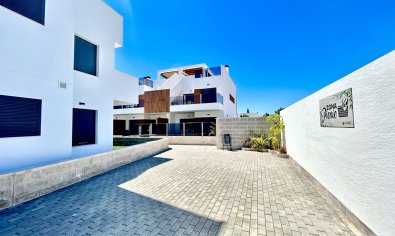 Modern corner apartment with ocean views in Pilar de la Horadada