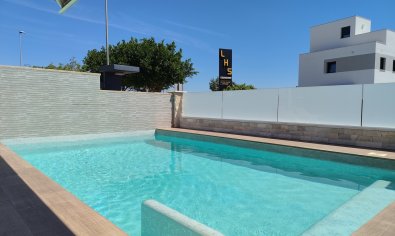 Villa moderna con piscina privada en San Miguel de Salinas