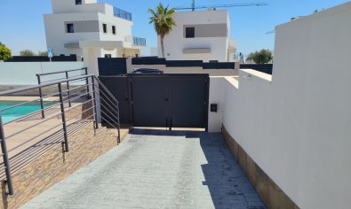 Villa moderna con piscina privada en San Miguel de Salinas