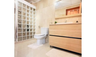 Elegante herenwoning met 3 slaapkamers en tuin, gemeenschappelijk zwembad in Ciudad Quesada