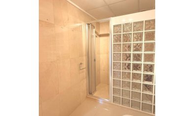 Elegante herenwoning met 3 slaapkamers en tuin, gemeenschappelijk zwembad in Ciudad Quesada