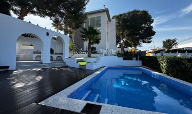 Spacious villa in Torrevieja with 6 bedrooms and private pool