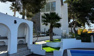 Spacious villa in Torrevieja with 6 bedrooms and private pool