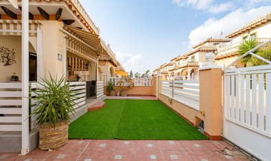 Villa quatro con solárium y piscina en Lomas de Cabo Roig