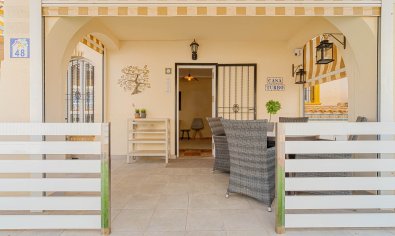 Villa quatro con solárium y piscina en Lomas de Cabo Roig