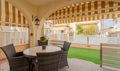 Villa quatro con solárium y piscina en Lomas de Cabo Roig
