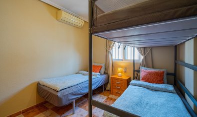 Villa quatro con solárium y piscina en Lomas de Cabo Roig