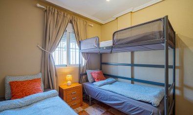 Villa quatro con solárium y piscina en Lomas de Cabo Roig