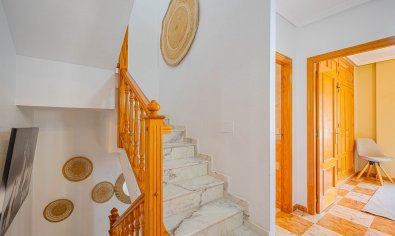 Villa quatro con solárium y piscina en Lomas de Cabo Roig