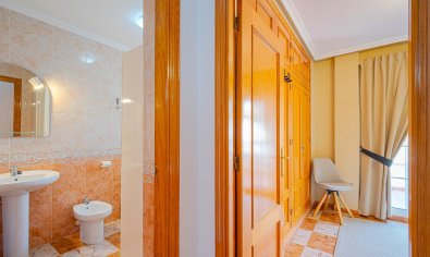 Villa quatro con solárium y piscina en Lomas de Cabo Roig