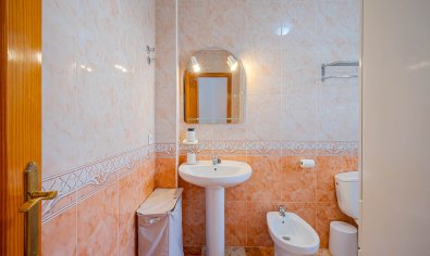 Villa quatro con solárium y piscina en Lomas de Cabo Roig