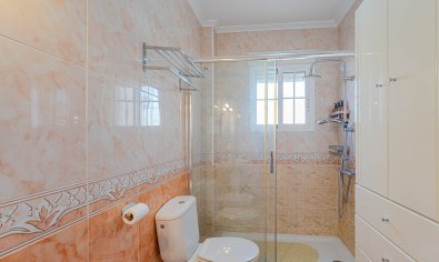Villa quatro con solárium y piscina en Lomas de Cabo Roig