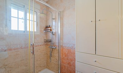 Villa quatro con solárium y piscina en Lomas de Cabo Roig