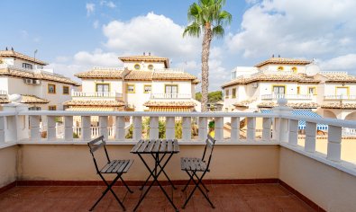 Villa quatro con solárium y piscina en Lomas de Cabo Roig