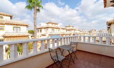 Villa quatro con solárium y piscina en Lomas de Cabo Roig