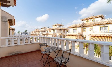 Villa quatro con solárium y piscina en Lomas de Cabo Roig