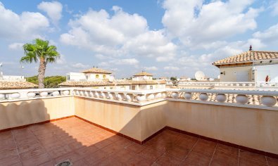 Villa quatro con solárium y piscina en Lomas de Cabo Roig