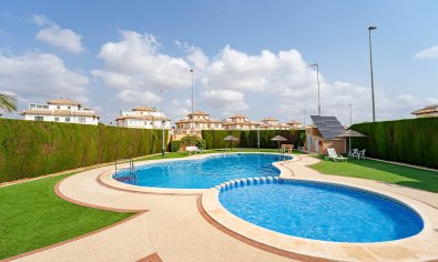Villa quatro con solárium y piscina en Lomas de Cabo Roig