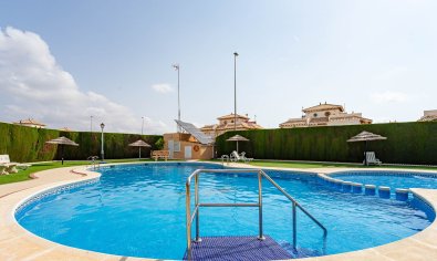 Villa quatro con solárium y piscina en Lomas de Cabo Roig